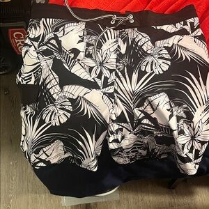 Black and White Tropical Print Men's Shorts